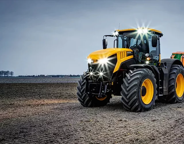 JCB Fastrac 8330 : fiche technique 